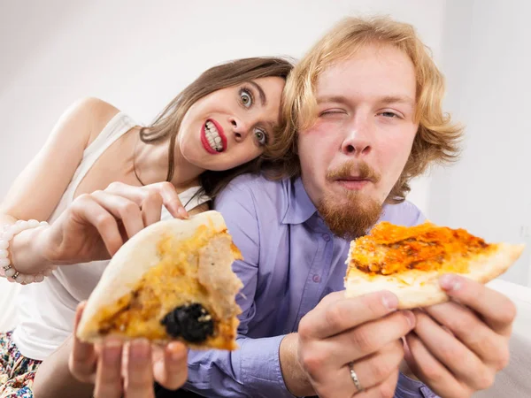 Casal comendo pizza, se divertindo juntos . — Fotografia de Stock