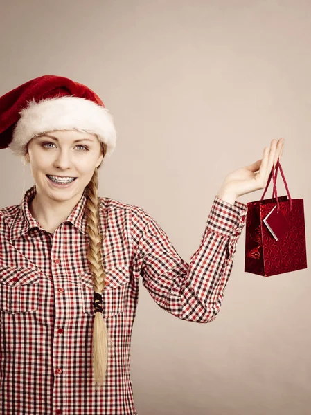 快乐购物的女人穿着圣诞老人的帽子 — 图库照片