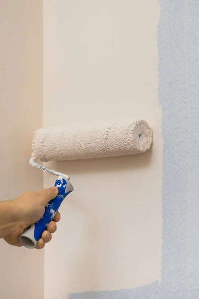 Άτομο εφαρμόζοντας το χρώμα στον τοίχο — Φωτογραφία Αρχείου