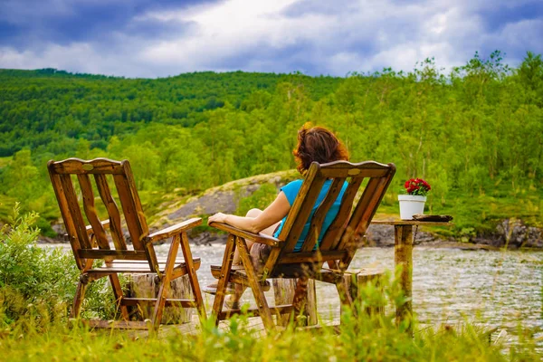 Žena relaxační na norském fjordu — Stock fotografie