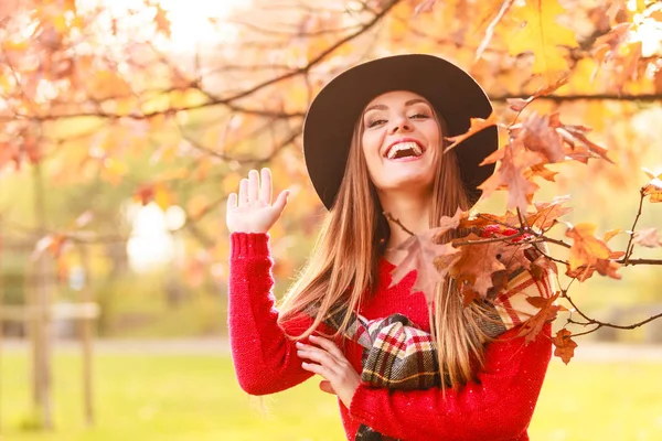 Séta a parkban, ősz folyamán nő — Stock Fotó