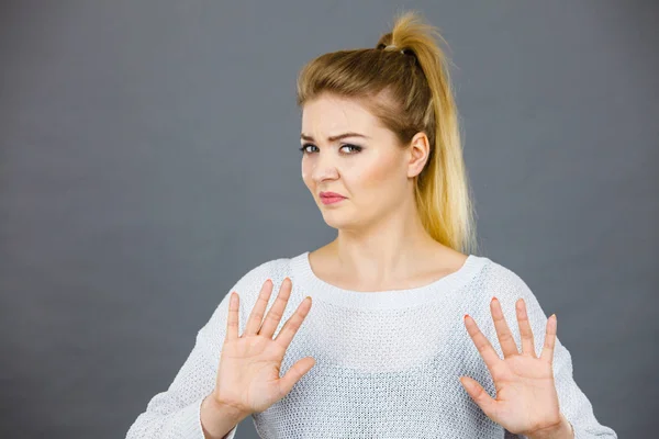 Γυναίκα αρνηθεί κάτι δείχνει stop χειρονομία με τα χέρια — Φωτογραφία Αρχείου