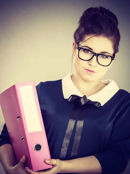 Mujer de negocios enfocada sosteniendo carpeta con documentos — Foto de Stock