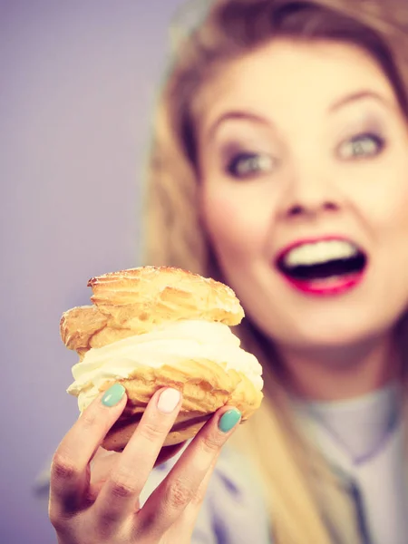 Lustige Frau hält Windbeutel-Kuchen in der Hand — Stockfoto
