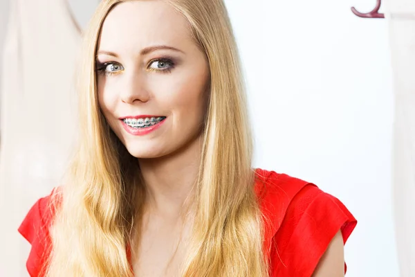 Feliz sorrindo mulher ao lado de vestido branco curto — Fotografia de Stock