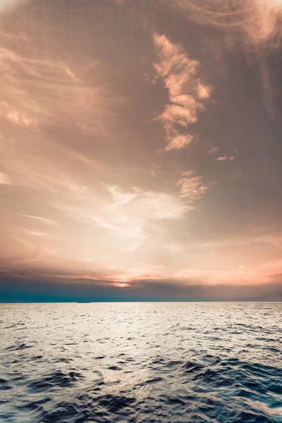 Belo pôr do sol no mar oceano — Fotografia de Stock