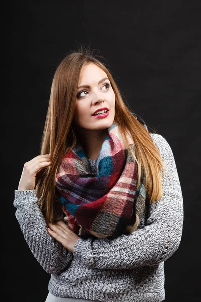 Ragazza sorridente indossa calda sciarpa di legno — Foto Stock