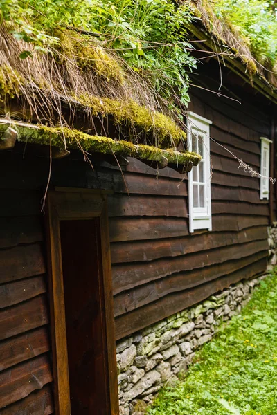 Casa cubierta de musgo — Foto de Stock