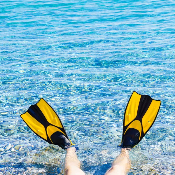Ноги в ласты плавники на берегу моря — стоковое фото