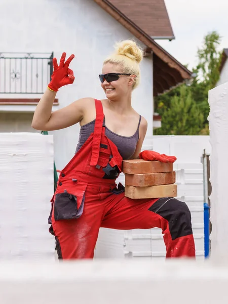 Sterke vrouw bouwen met behulp van bakstenen — Stockfoto