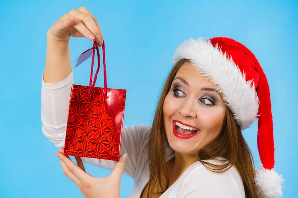 Felice Natale donna tiene sacchetto regalo — Foto Stock