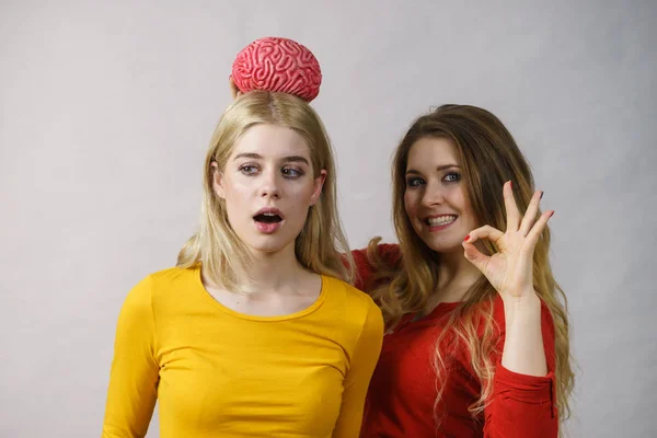 偽の脳を持つ2人の女の子 — ストック写真