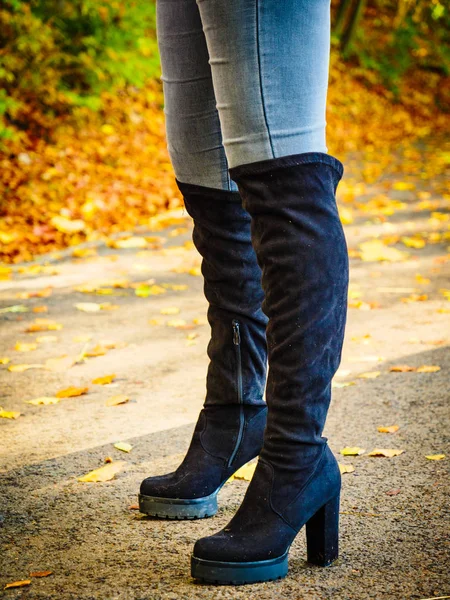 Vrouw draagt zwarte knie hoge laarzen — Stockfoto