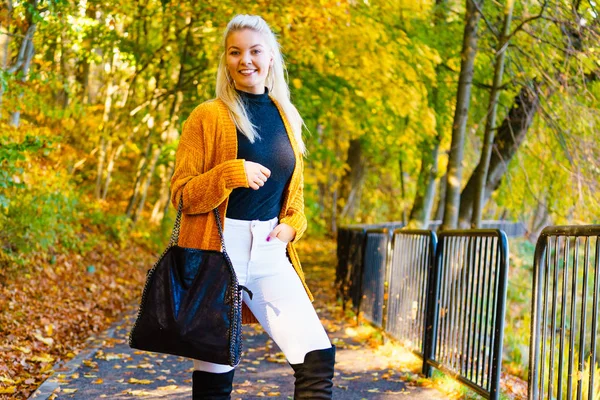 Modefrau geht im Herbstpark spazieren — Stockfoto