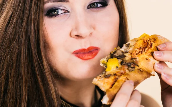 Woman eating hot pizza slice — Stock Photo, Image