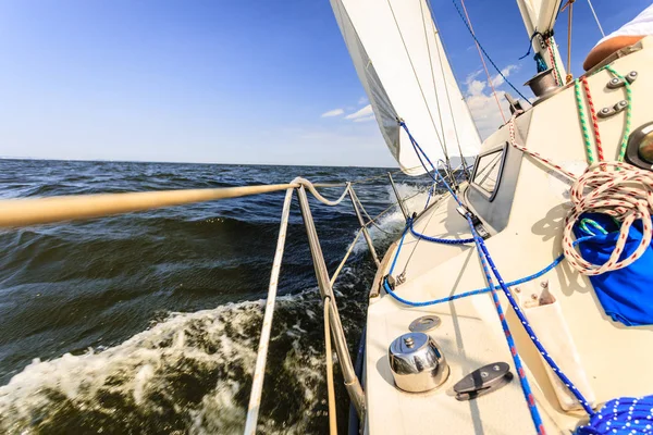 Iate veleiro veleiro navegando no mar oceano — Fotografia de Stock