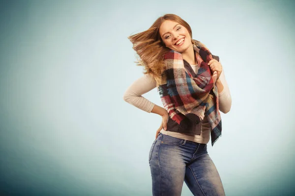 Bellissima modella che propone allo studio. — Foto Stock