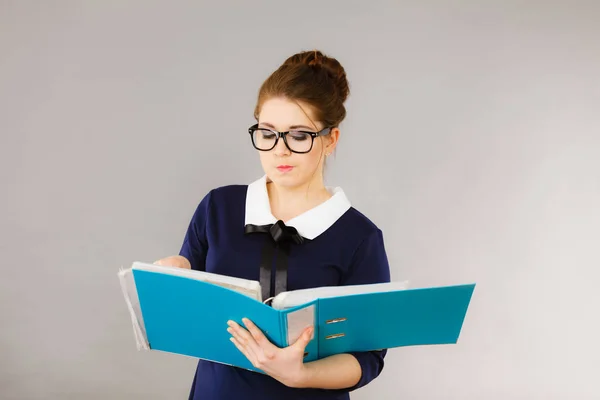 Mujer de negocios enfocada escribiendo algo — Foto de Stock