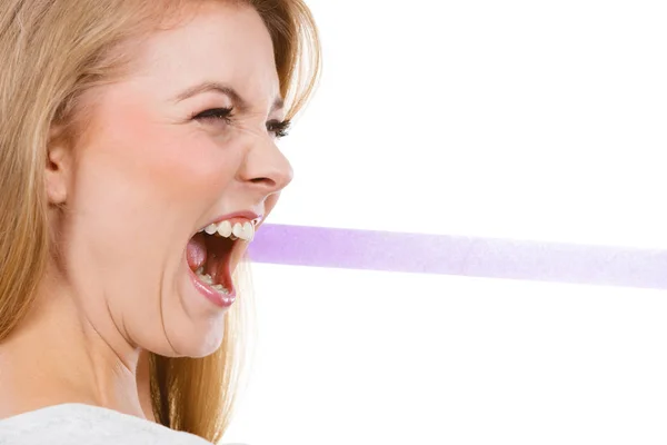 Mujer gritando furiosamente con emociones negativas —  Fotos de Stock
