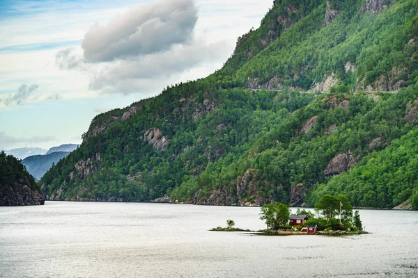 Fjord landschap met hytte op het eiland, Noorwegen — Stockfoto