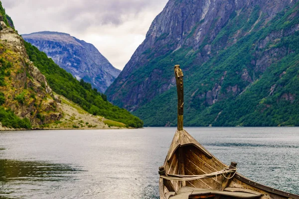 Vieux bateau viking sur la rive du fjord, Norvège — Photo