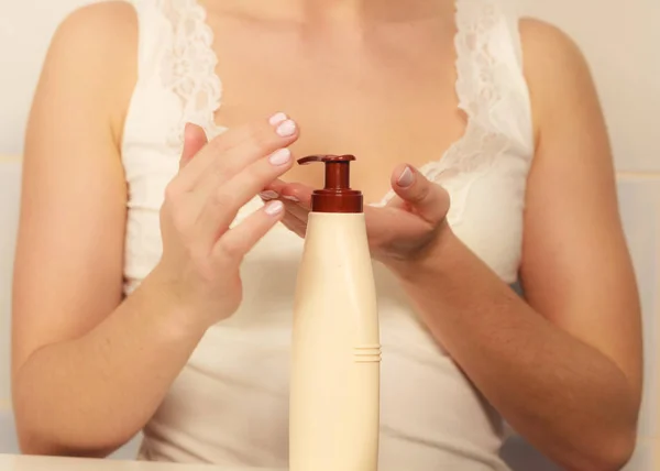 Mujer aplicando crema hidratante en su cuerpo — Foto de Stock