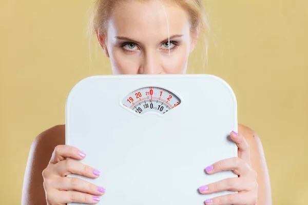 Απογοητευμένοι γυναίκα δυσαρεστημένοι με την αύξηση του σωματικού βάρους — Φωτογραφία Αρχείου