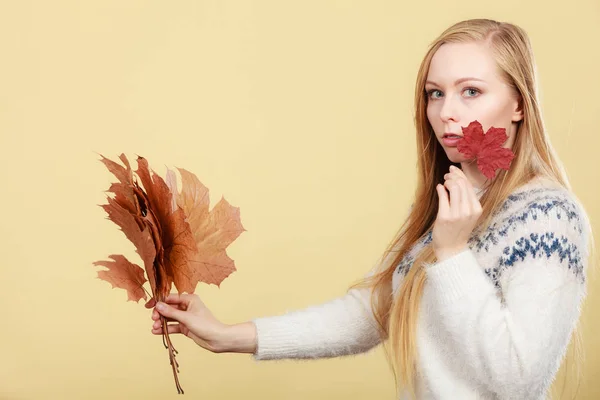 Woman holding bouquet made of autumn leaves — Stock Photo, Image