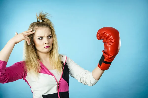 Legrační zmatená žena nosí Boxerské rukavice — Stock fotografie
