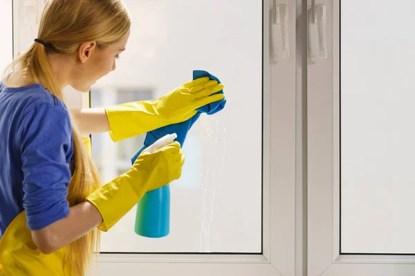 Mujer ventana de limpieza en casa — Foto de Stock