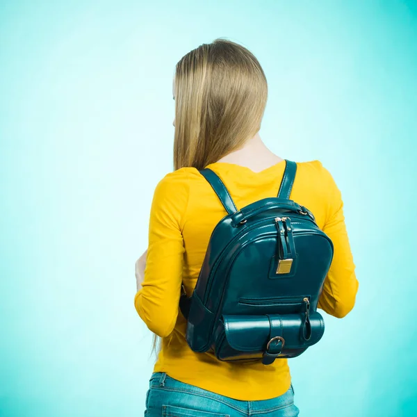 Menina adolescente com mochila escolar — Fotografia de Stock
