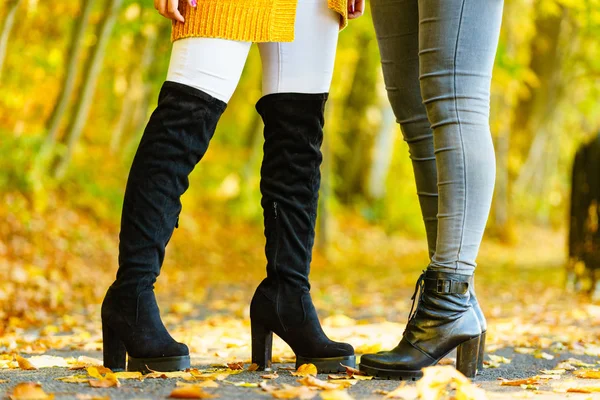 가을 검은 부츠 신발을 입고 두 여성 — 스톡 사진