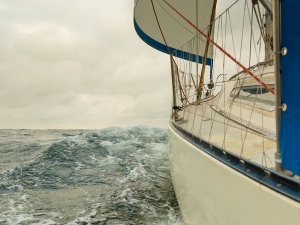 Seascape z łodzi żaglowej przed burzą, ciemne chmury — Zdjęcie stockowe