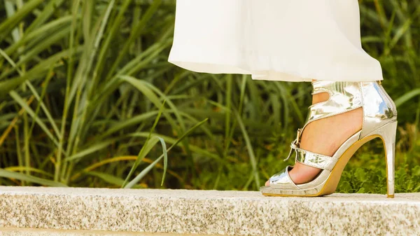 Wanita mengenakan sepatu hak tinggi dan culottes — Stok Foto