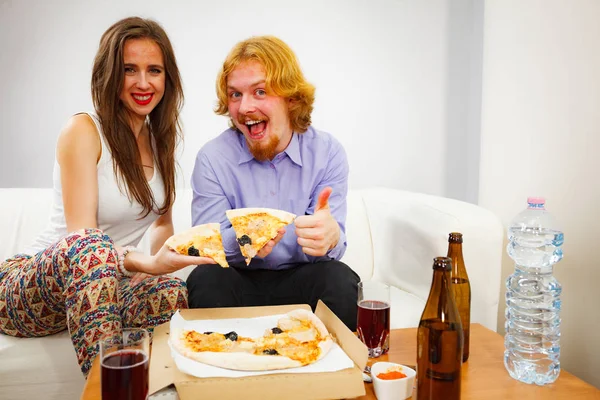 Paar isst Pizza — Stockfoto