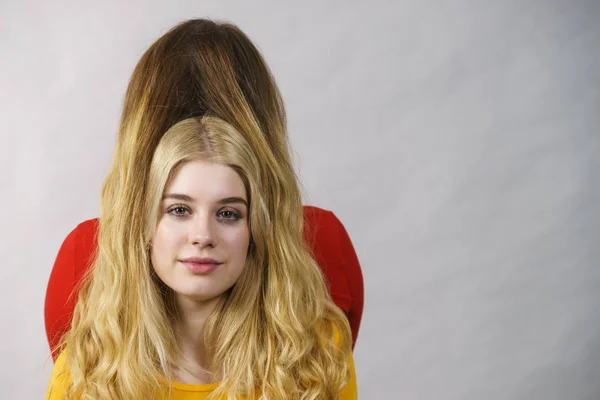 Dwie dziewczyny tworząc Hairdo. Kolor włosów Ombre — Zdjęcie stockowe