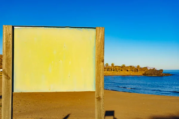 Tablero vacío en playa española — Foto de Stock