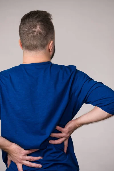 Hombre con dolor en los lomos de la espalda — Foto de Stock