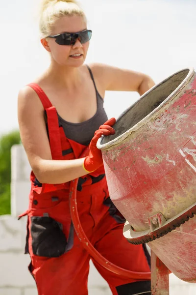 Сильная женщина, работающая на стройке — стоковое фото