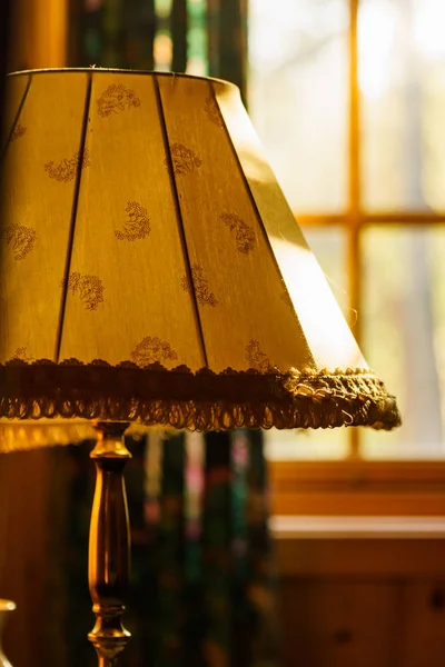 Vintage lampa i gammalt hus. — Stockfoto