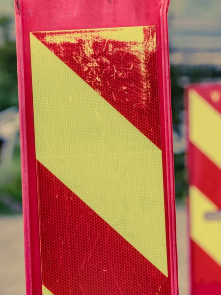Panneaux d'avertissement routiers jaunes rouges — Photo