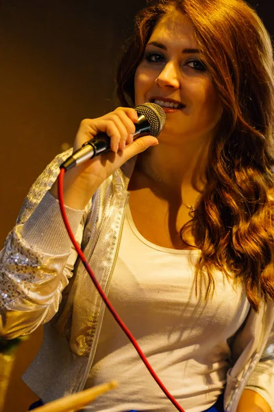 Жінка співає з мікрофоном — стокове фото