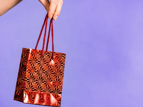 Mulher segura saco de presente vermelho na mão — Fotografia de Stock
