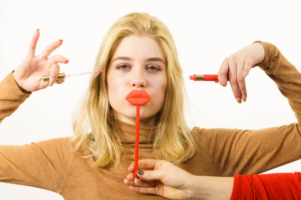 Kvinna ansöker läppstift och lip gloss — Stockfoto