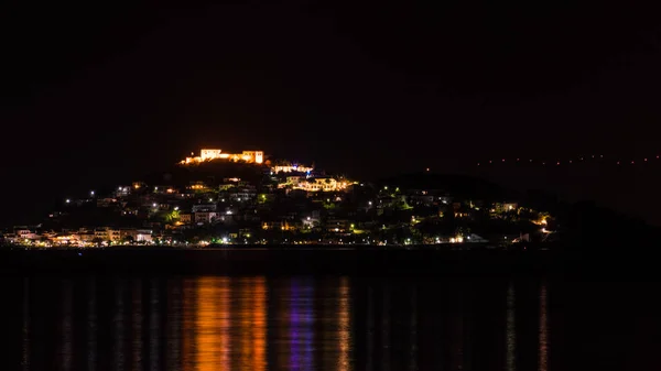 Σκηνή νύχτα της πόλης Άστρος με παλιό κάστρο Ελλάδα — Φωτογραφία Αρχείου