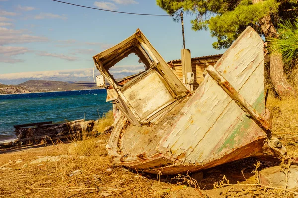 Παλιά βάρκα στην παραλία ακτή θάλασσας — Φωτογραφία Αρχείου