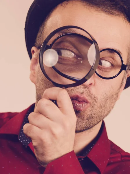 Funny man with magnifying glass — Stock Photo, Image