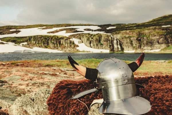 Casco vikingo en la orilla del lago, Noruega —  Fotos de Stock