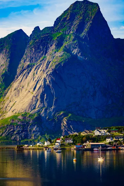 峡湾和山脉景观。挪威洛福敦群岛 — 图库照片