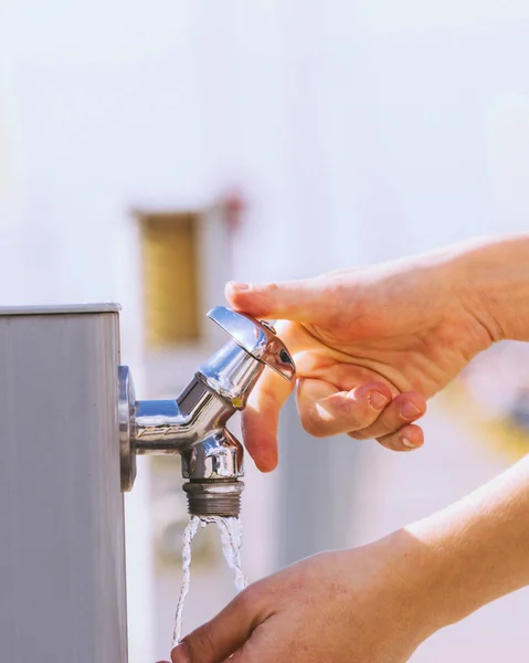 Mujer agua potable del grifo de la calle — Foto de Stock